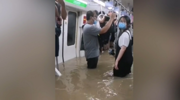 郑州地铁被困者：每个人都在喊 让女生和晕倒的先走