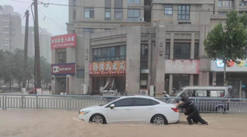 郑州暴雨：交通瘫痪、医院停电、学校成“孤岛”