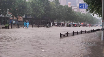 河南巩义市一镇区因强降雨被淹没 临时安置大量群众
