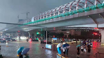 郑州遭遇罕见持续强降雨 已转移避险约10万人