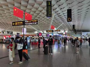 郑州机场国庆累计发送旅客超40万人次