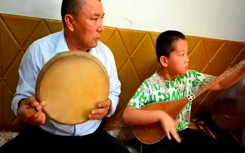 万人说新疆丨民族乐器小达人