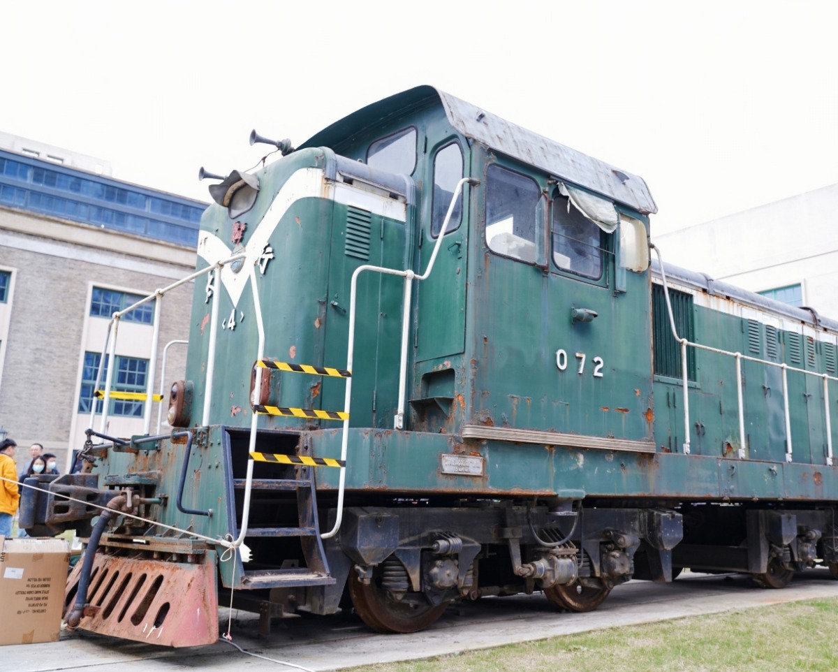 杭氧老厂房门口还保留着绿皮火车头/俞昼摄