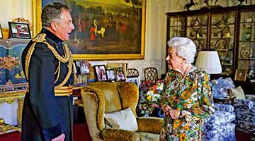 ﻿时隔一个月 英国女王首次公开露面