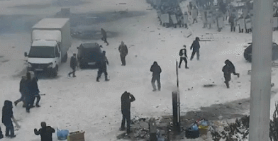 哈萨克斯坦暴徒开车冲撞警察 俄维和部队携装甲车抵达