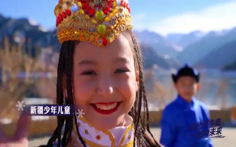新疆少年儿童演绎《一起向未来》手势舞，向冬奥健儿传递诚挚祝愿