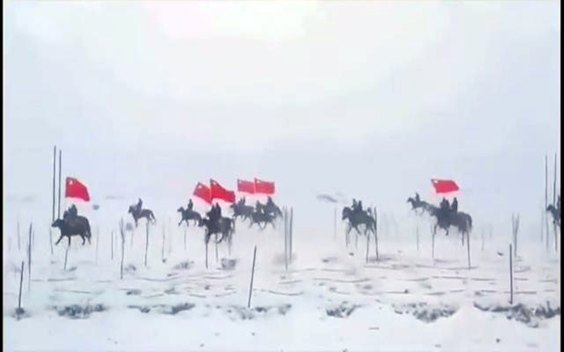 新疆牧民群众骑马追赶车队送冬奥健儿们出征