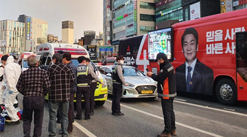 韩国大选拉票第一天 总统候选人竞选车上2人死亡