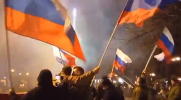 顿涅茨克民众街头放烟花挥舞俄罗斯国旗 庆祝被俄承认