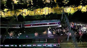 ﻿韩国首尔列车出轨超过30人受伤