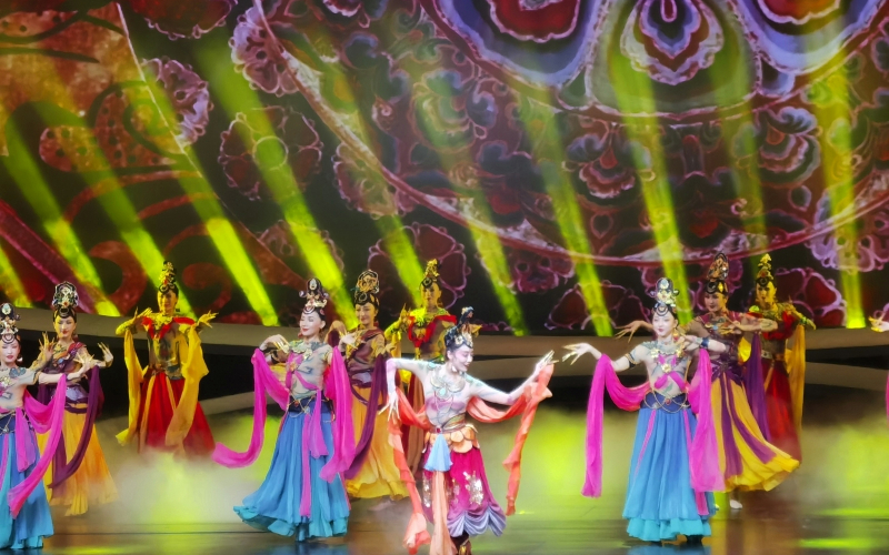 第五届“阿拉伯艺术节”开幕式专场演出上演 新疆舞者演绎《飞天彩虹》等精彩亮相