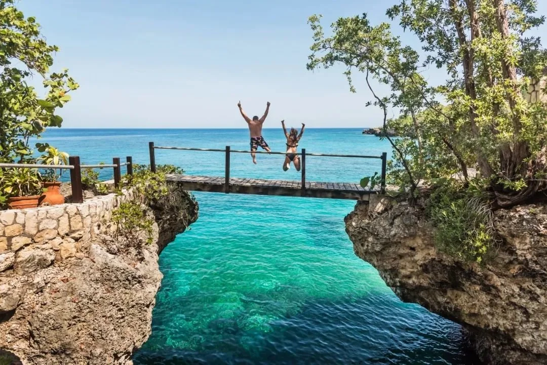 在这座上榜“Best in Travel 2023”的免签岛国，体验纯正加勒比风味