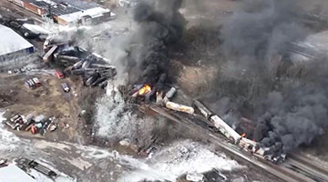 美国俄亥俄州考虑就毒气泄漏起诉列车运营商：污染持续损害环境