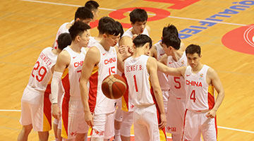中国男篮“逆转胜”击败伊朗 香港球迷振奋欢呼