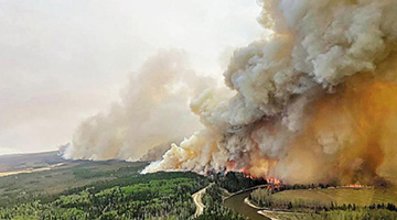 ﻿加拿大艾伯塔山火肆虐 2.5万人被迫撤离家园