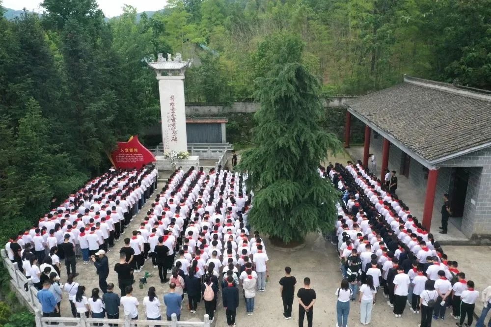 固始元光小学500多名师生到西九华山开展毕业研学游