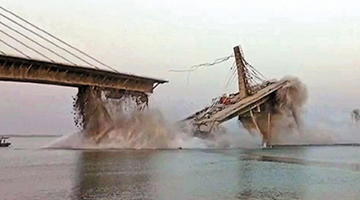 印度恒河大桥坍塌 16亿巨资化泡影