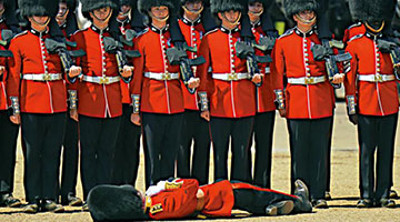 ﻿英皇家卫队多名士兵热晕倒地