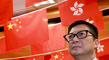 保安局办公室现“旗海” 邓炳强兴奋打卡