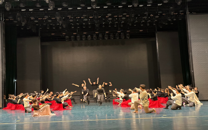 新玉歌舞团演员们最佳状态迎接第六届中国新疆国际民族舞蹈节