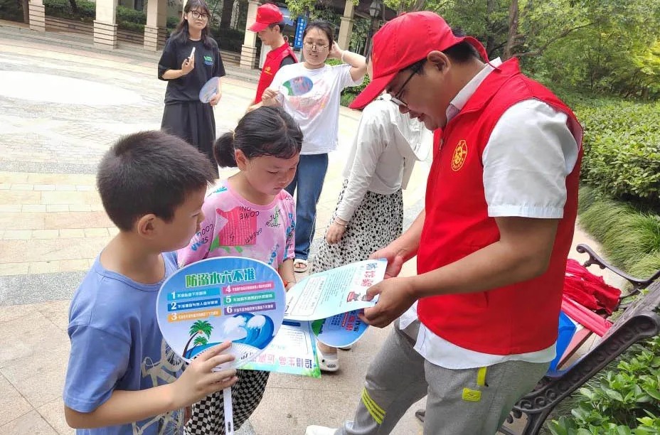 郑东新区：反诈宣传进社区 打响“志愿红”