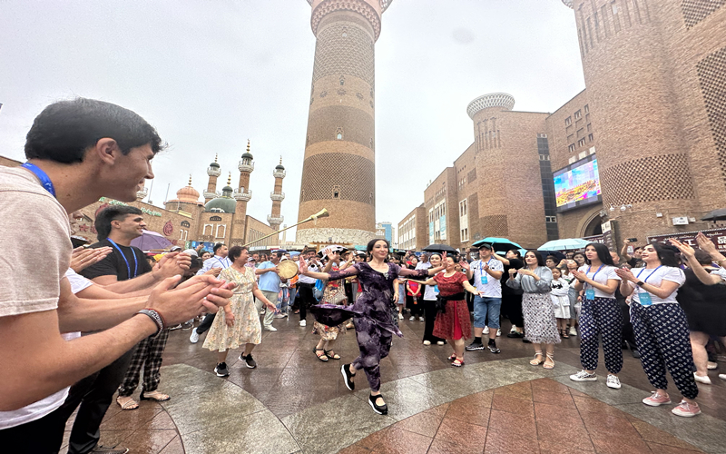 第六届中国新疆国际民族舞蹈节 | 新疆国际大巴扎来了一场舞蹈“快闪”