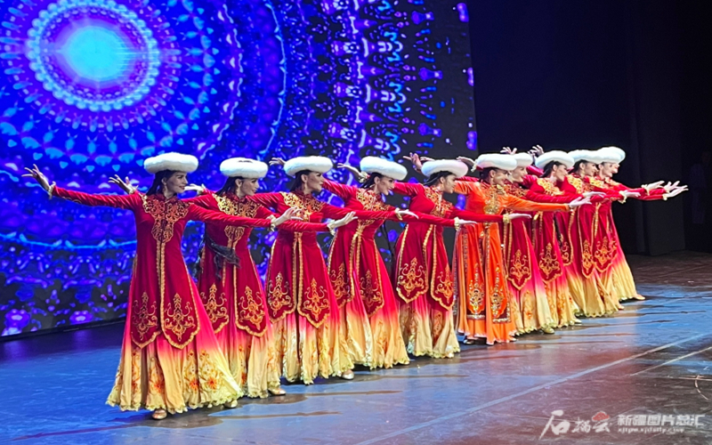 “歌舞之乡”魅力绽放“千岛之国”——中国新疆木卡姆艺术团赴印尼巡演圆满收官