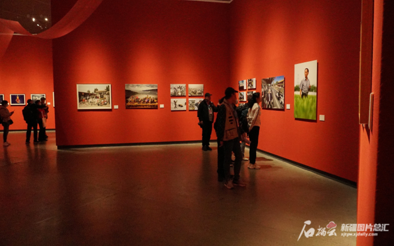 首届新疆国际旅游摄影大会展览延期至10月25日闭展
