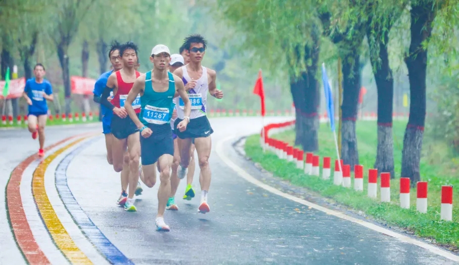 5600餘中外選手河南舞鋼雨中共享馬拉松盛會