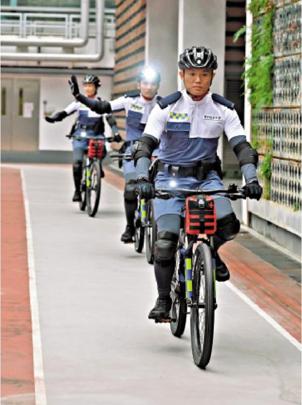 警察试行单车制服装备 推动单车安全