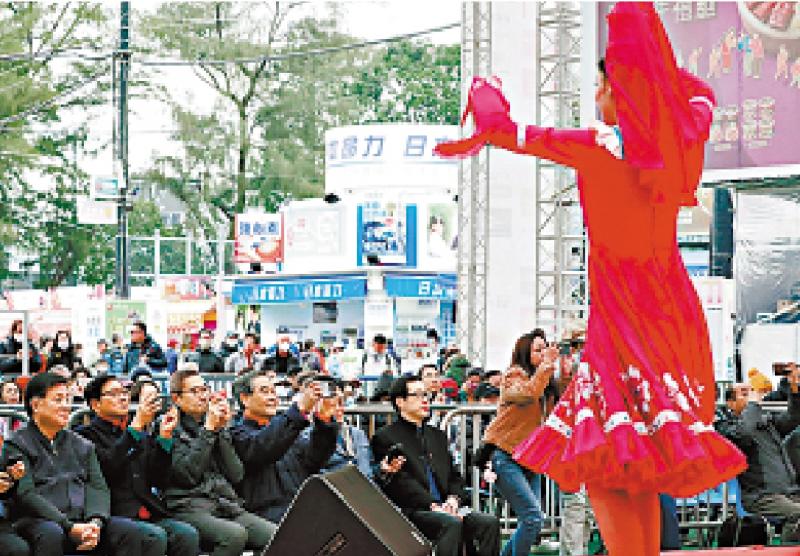 梁振英：工展会助新疆推广产品