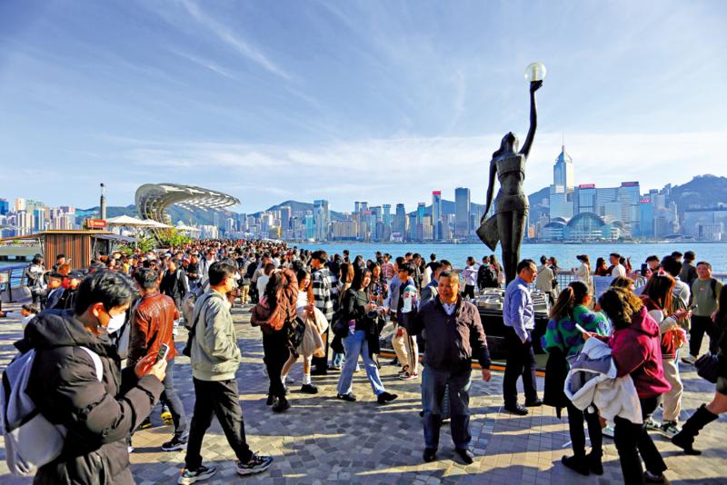 游客赞香港环境清洁秩序好