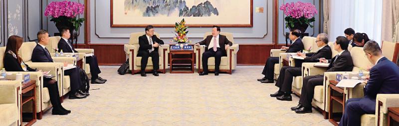 夏宝龙会见商经局局长丘应桦一行