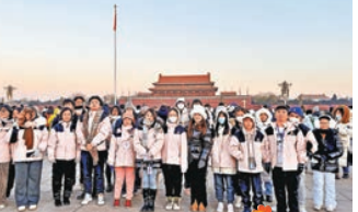 28位香港优秀中学生赴京交流 观升旗礼感自豪