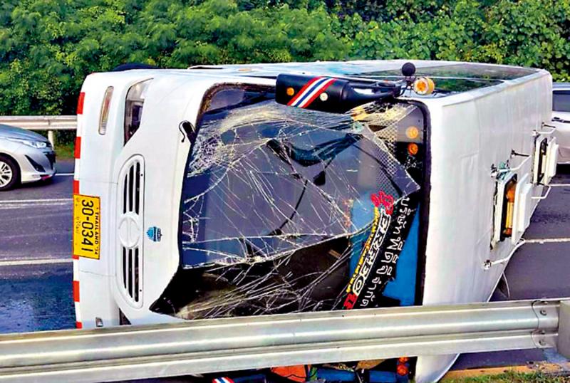 ﻿泰國旅遊巴側翻 造成17名中國遊客受傷