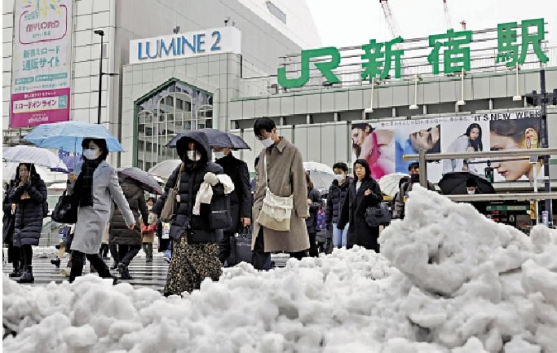 ﻿日本多地大雪 东京逾百人摔伤