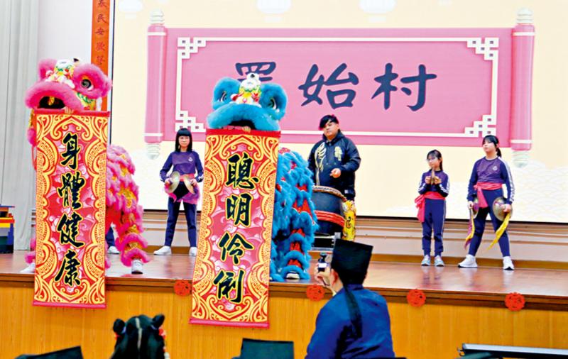﻿活灵活现 香港学生表演舞狮赢掌声