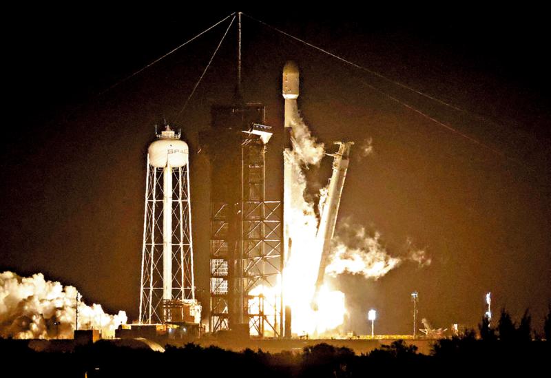 ﻿SpaceX火箭搭载月球着陆器升空