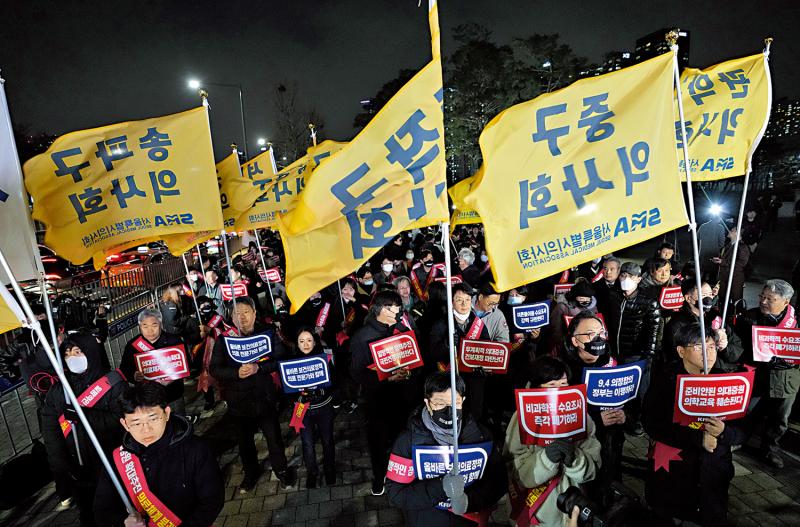 韩国逾千医生罢工 医疗系统大乱
