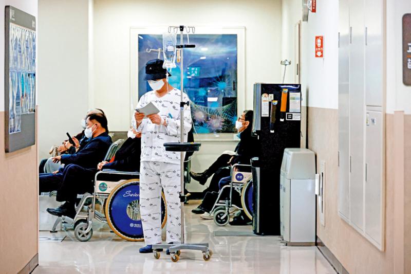 ﻿韩国逾8000医生请辞　首尔医院一半手术取消