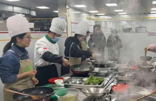 宁波城市职院开设劳动教育课教学生做菜