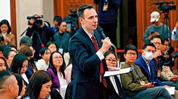 ﻿特写 | “外交老将”开场白 记者倍感温馨