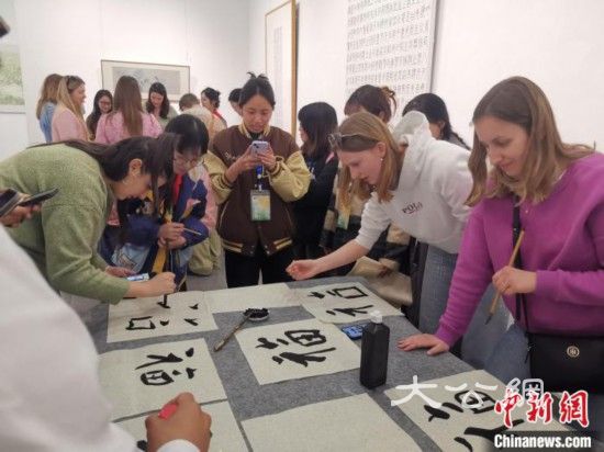 比利时学生体验书法。杭州师范大学供图