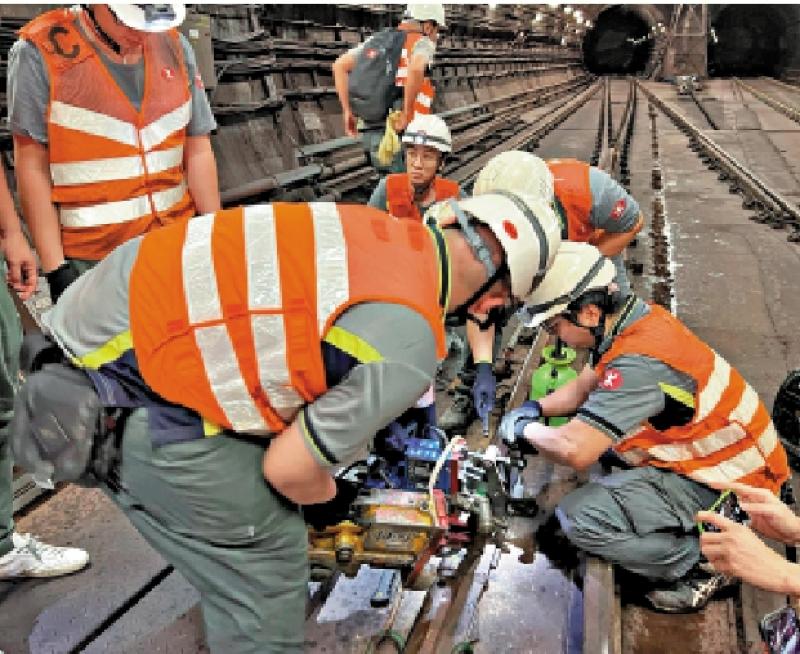 港铁尖沙咀站路轨现裂缝 荃湾綫慢驶