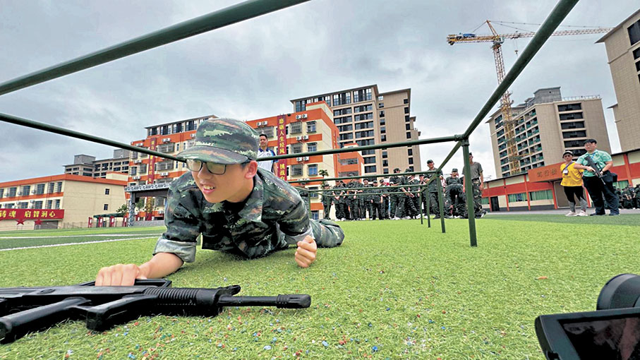 赴深圳體驗(yàn)軍訓(xùn) 港青加深了解國情