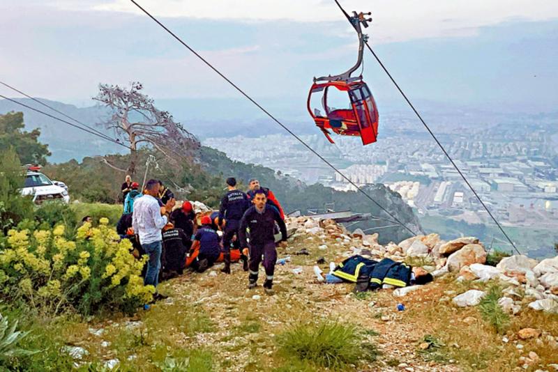 ﻿土耳其缆车撞杆爆开 酿1死10伤