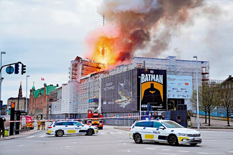 ﻿丹麦古建大火 标志塔尖倒塌
