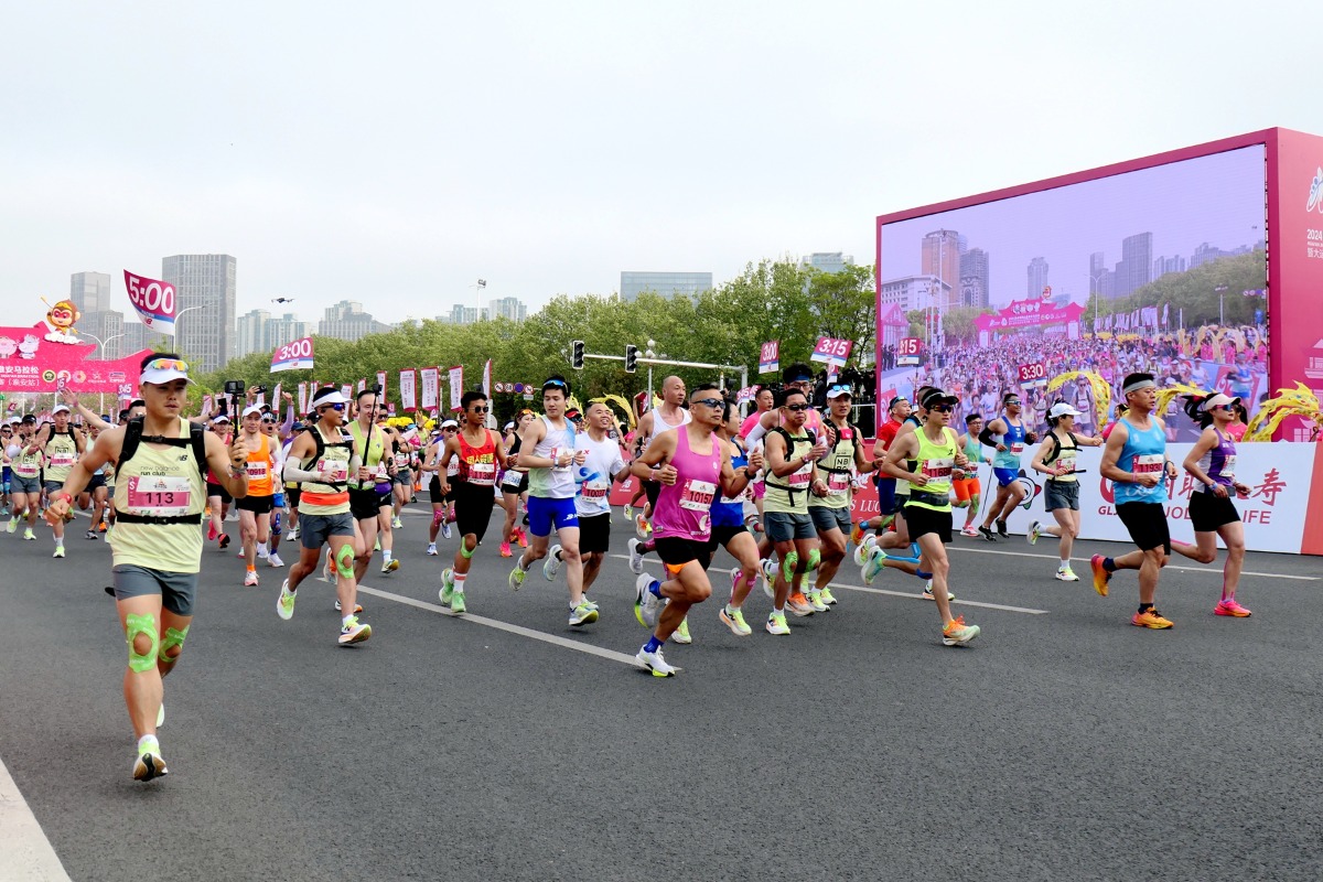 1.5万人竞跑淮安马拉松 中国名将夺得男女季军