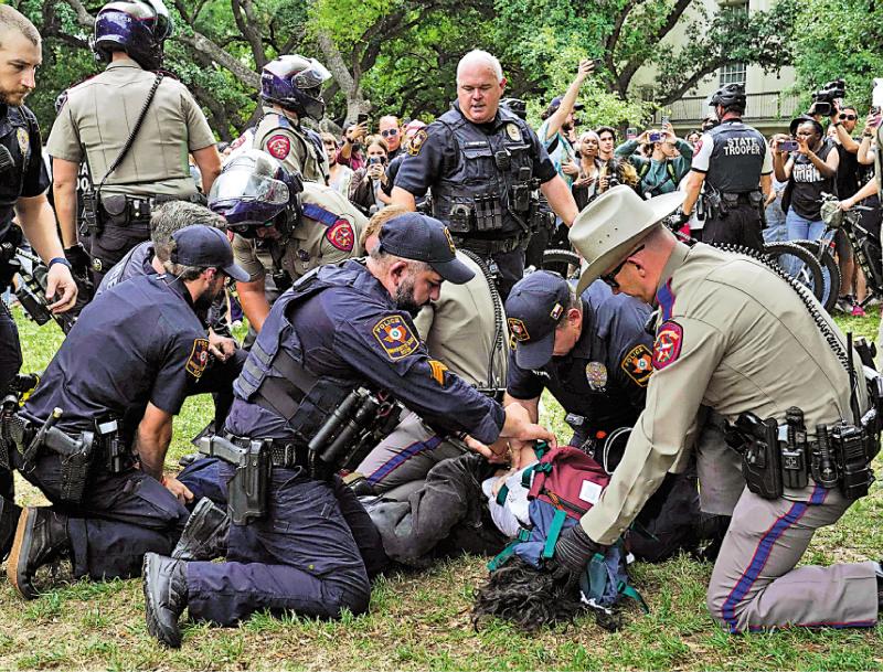 美国大学反战示威爆发 警察狂殴学生清场