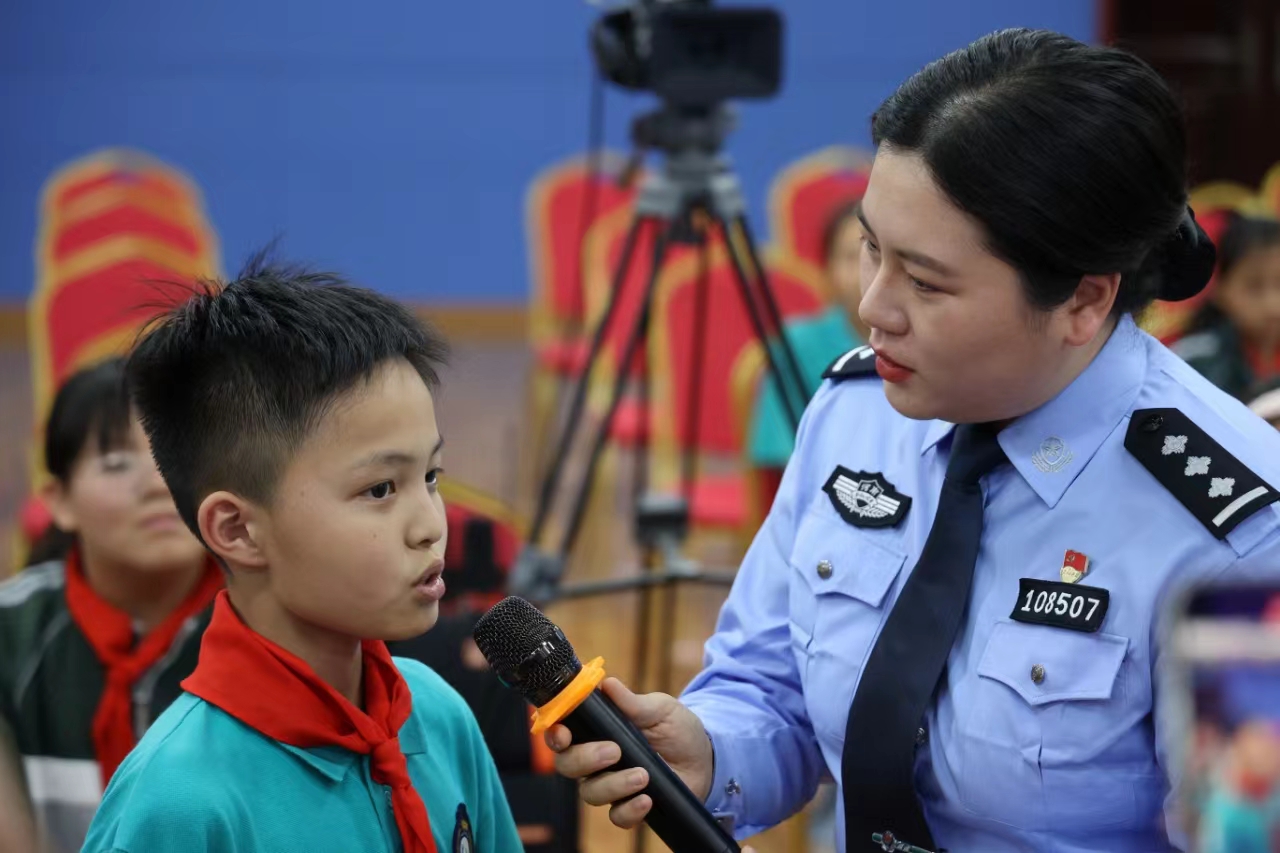 郑州市公安局开展法治宣传进校园活动 护航青少年健康成长